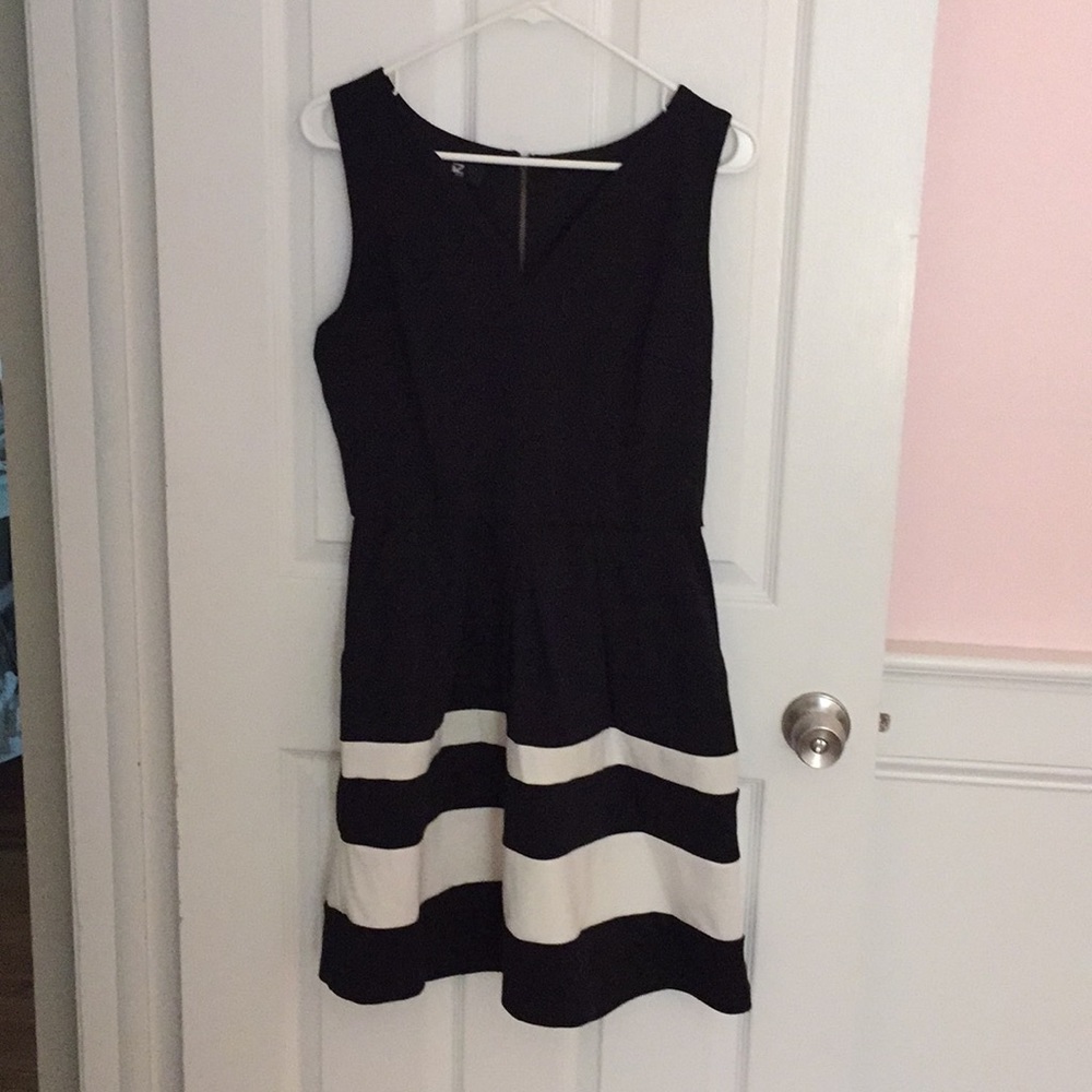 Adorable Junior Dress! Very stretchy!